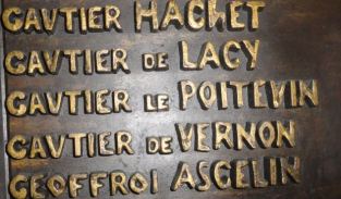 Alcaldía de Falaise.Gautier de Lacy en la lista de los conquistadores de Inglaterra en 1066. Foto R.Puig