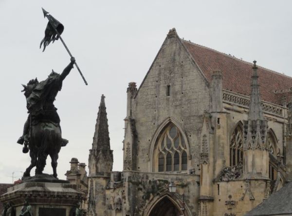 Estatuta de Guillermo el Conquistador ante la iglesia de Falaise. Foto R.Puig