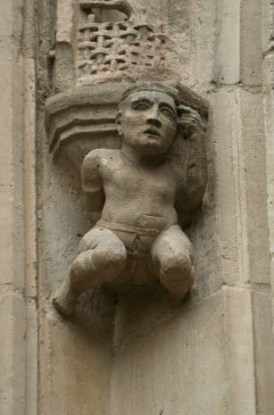 Iglesia de Falaise. Figura de prisionero. Foto R.Puig