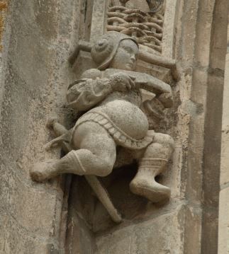 Iglesia de Falaise. Figura de embarazada en la fachada lateral. Foto R.Puig