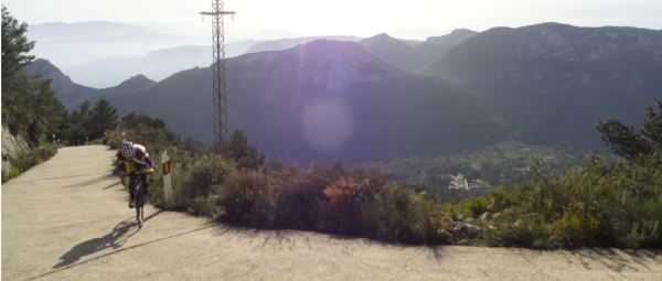 Subida al Mondúver en bicicleta. Foto R.Puig
