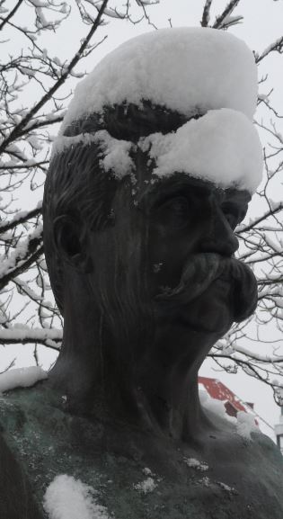 Hjalmar Branting con su casco de nieve. Plaza Olof Palme. Göteborg. Foto R.Puig