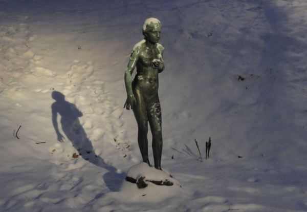 Me han dejado aquí y este frío no es abstracto.Foto R.Puig