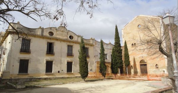 Aspecto de la plaza con el palacio. Santa Eulalia. Foto R.Puig