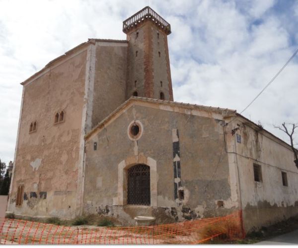 Fabrica de alcoholes La Unión. Fachada lateral y torre de aireación. Foto R.Puig