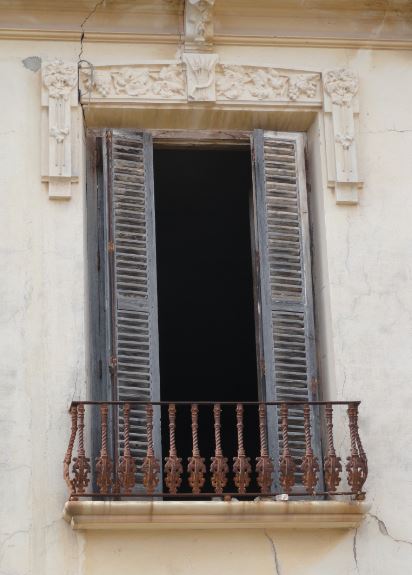 Friso con alegoría de la vid en un balcón del palacio. Santa Eulalia. Foto R.Puig