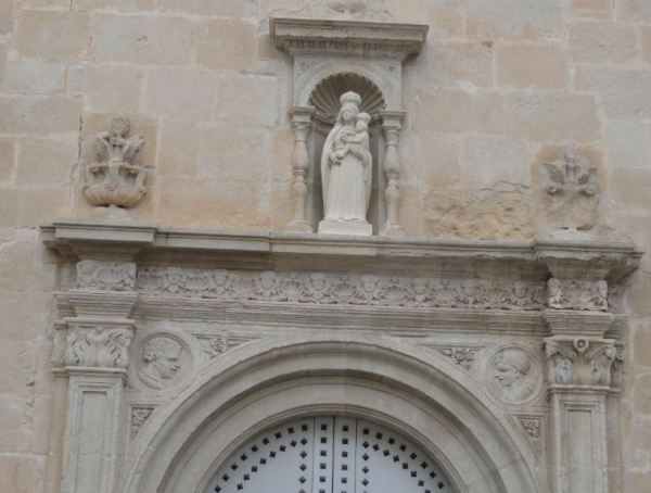 Sax. Friso renacentista en la fachada lateral. Iglesia de la Asunción. Foto R.Puig