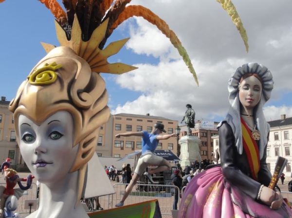 Ninots alicantinos en la plaza del ayuntamiento. Gotemburgo. Foto R.Puig