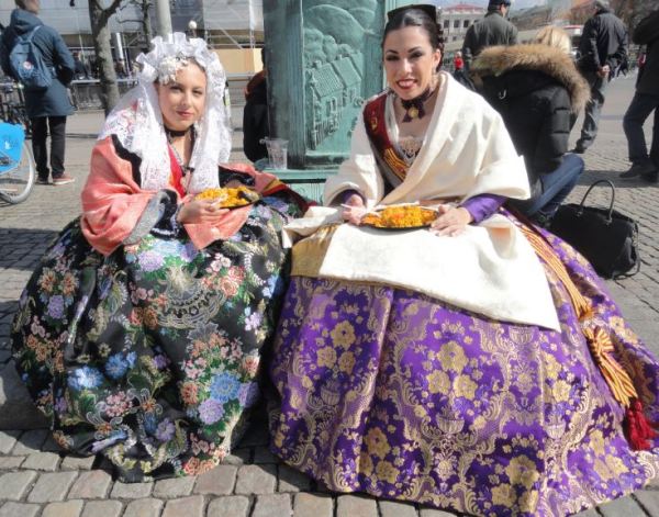 Repartiendo sabores alicantinos. Foto R.Puig