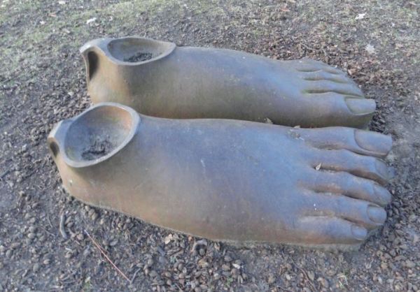 Pies primitivos. Kaj Engström. 1998. Foto R.Puig