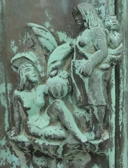 La Casa del Mundo. Pedestal de la enseña. Aguateras en el trópico. Gotemburgo. Foto R.Puig