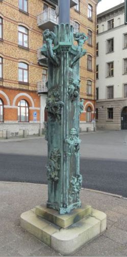 La Casa del Mundo. Pedestal de la enseña. Las esculturas en su base. Gotemburgo. Foto R.Puig