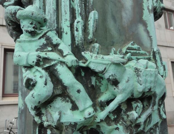 La Casa del Mundo. Pedestal de la enseña. Mexicano tirando del burro. . Gotemburgo. Foto R.Puig