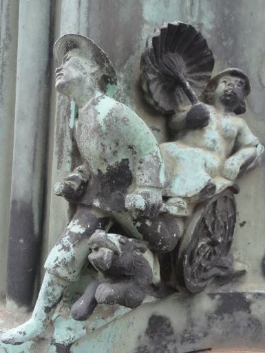 La Casa del Mundo. Pedestal de la enseña. Tirando de la riksha. . Gotemburgo. Foto R.Puig