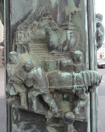 La Casa del Mundo.  Pedestal de la enseña.  Trabajadores portuarios. Gotemburgo. Foto R.Puig