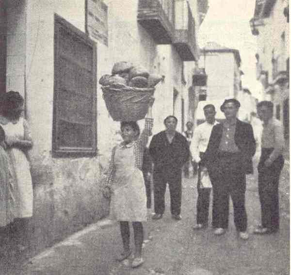 Con el cesto del pan en un pueblo de Cataluña. Allan Vougt. Moskva Madrid. Stockholm 1938