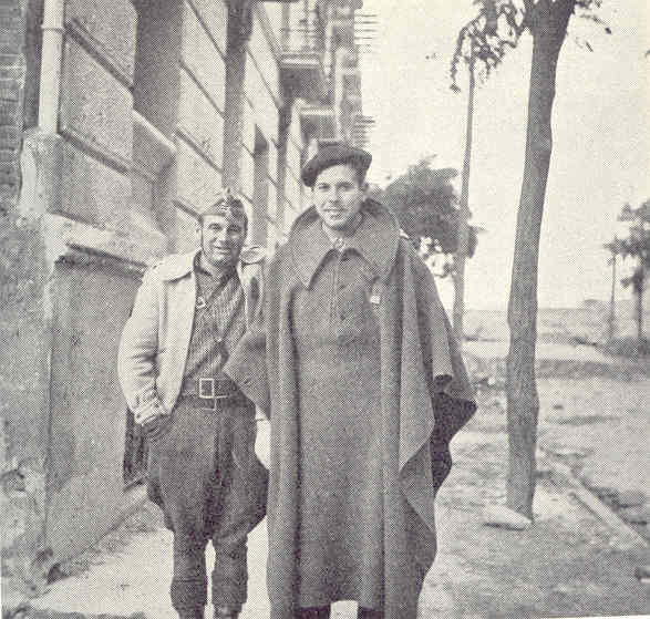 Soldado vasco junto a un compañero en Madrid. Allan Vougt. Moskva Madrid. Stockholm 1938