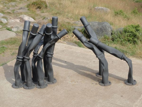 Bettina Pousttchi. Bolardos callejeros. 2012. Limadura compactada. Pilane 2016. Foto R.Puig