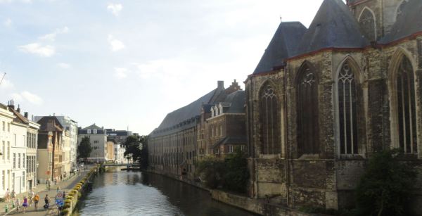 Gante. El canal de la Predikherenlei y el ábside de San Miguel. Foto R.Puig