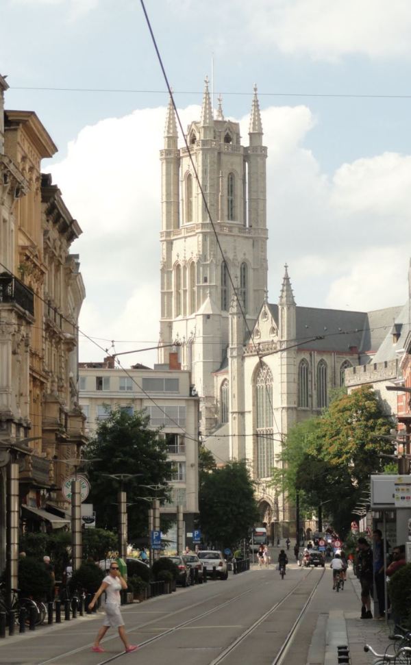 Gante. Limburgstraat y catedral de San Bavón. Foto R.Puig
