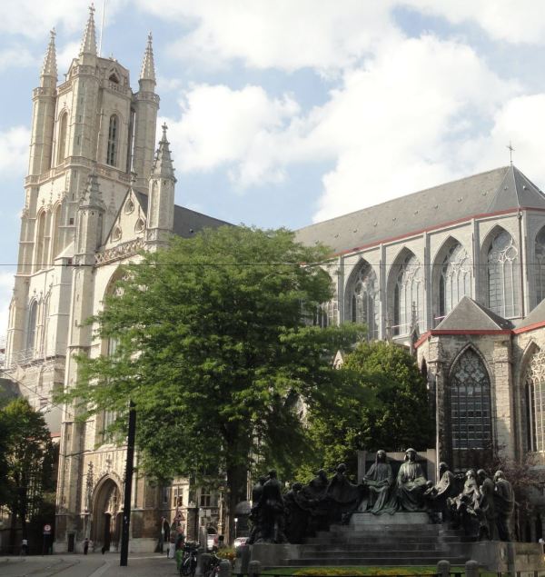 Gante. Monumento a los hermanos Van Eyck junto a San Bavón. Foto R.Puig