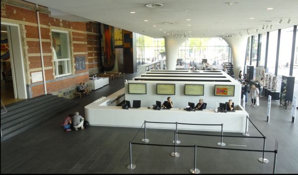 La recepción. Museo de Arte Moderno. Amsterdam. Foto R.Puig