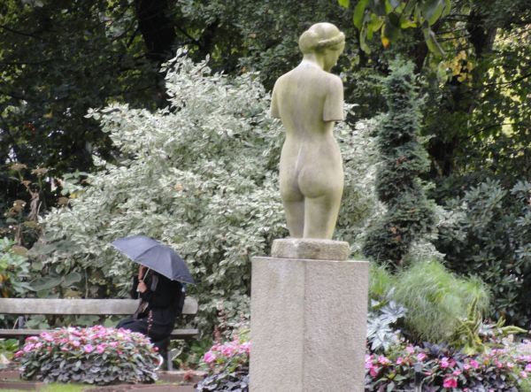 Aparecen los paraguas. Foto R.Puig