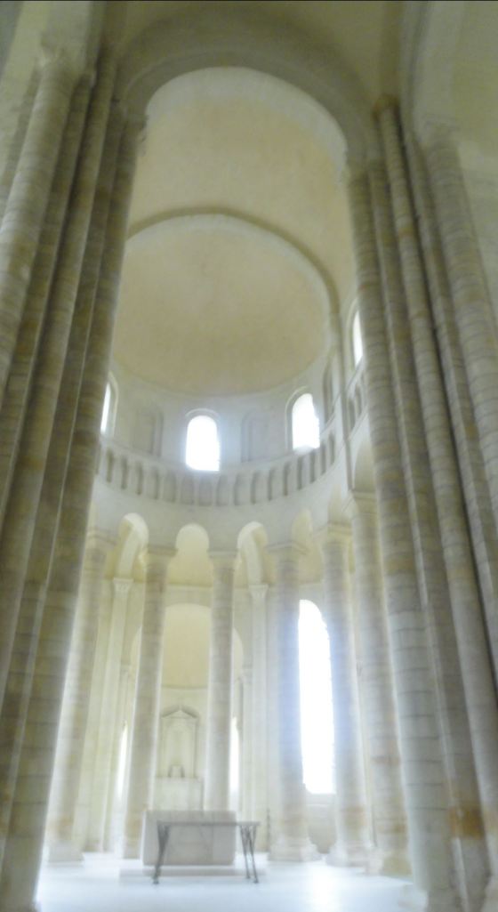 La Abadía de Fontevraud. Altar y ábside. Foto R.Puig