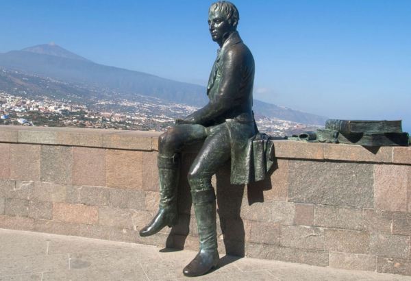 Alexander von Humboldt frente al Teide. Bronce. Foto Santi Rodríguez. Geographical Magazine