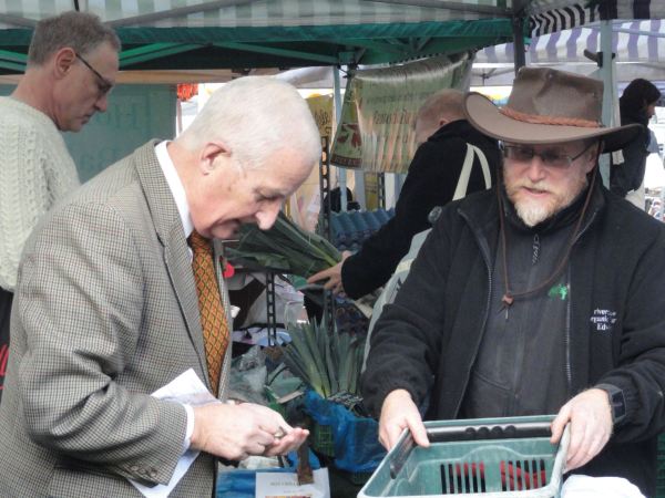 En el mercadillo del barrio. Foto R.Puig