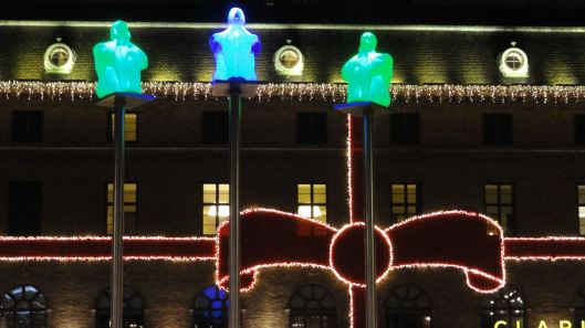 Gotemburgo. Los homínidos de Jaume Plensa en la Plaza de la Reina. 20 de noviembre de anochecida. Foto R.Puig
