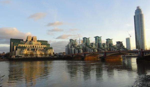 Yendo a la Tate Britain. Puente sobre la A202 y sede del M16 Foto R.Puig