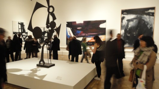 Ante una obra de David Smith. Exposición del Expresionismo abstracto. Royal Academy of Arts.Foto R.Puig