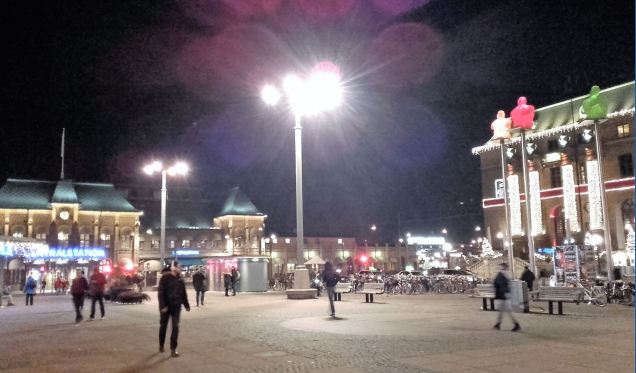 Nocturno frente a la estación. Foto R.Puig