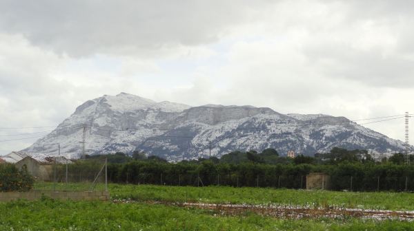 Nuestro Apu tutelar desde las huertas entre Denia y Ondara. Foto R.Puig