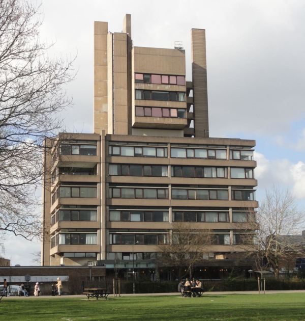 Charles Wilson Building. Arquitecto Denys Lasdun. 1966. Leicester.Foto R.Puig