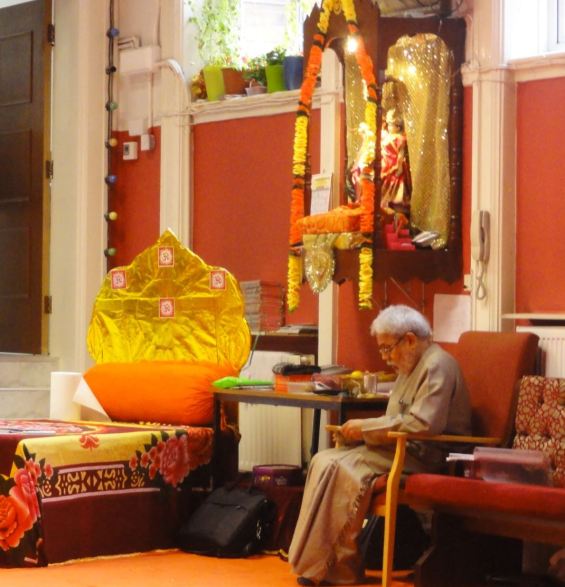 El amable sacerdote del Geeta Bhavan Madir. Leicester. Foto R.Puig