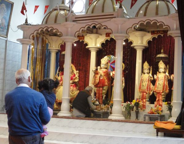 Ritual de purificación ante el altar de Krishna.  Foto R.Puig