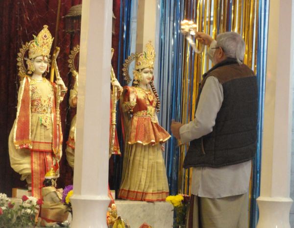 Ritual de purificación ante el altar de Rama. Foto R.Puig