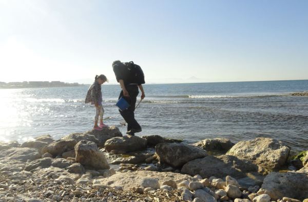 La niña y su papá. Playa de la Almadrava. Foto R.Puig
