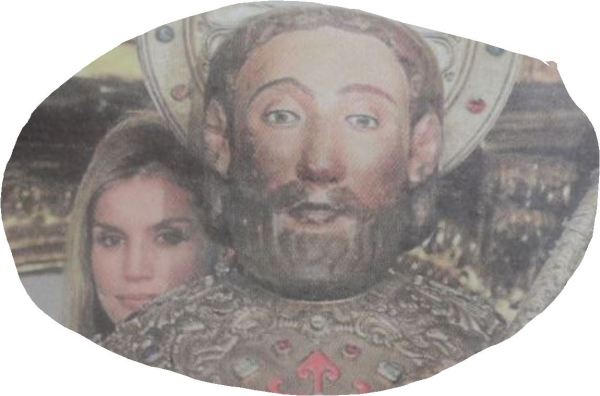 Letizia abraza al Santo. Detalle. Fuente Reuters