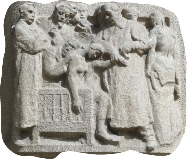 Susana y compañeras auscultadas por los viejos doctores. Foto R.Puig