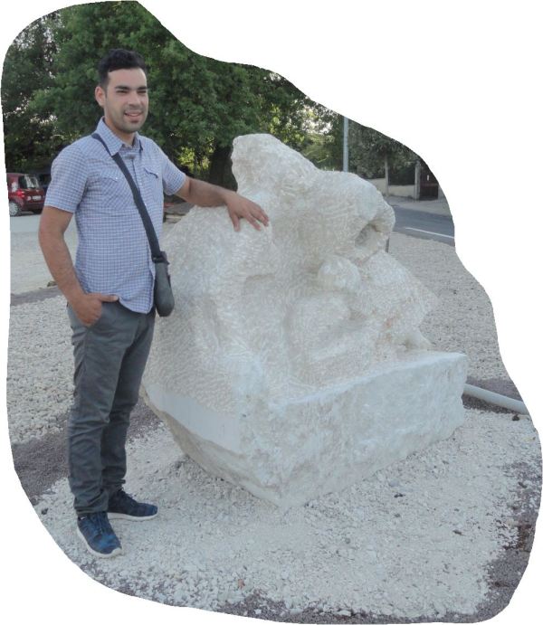 Amedeo Porru con su obra Matermitá. Foto R.Puig