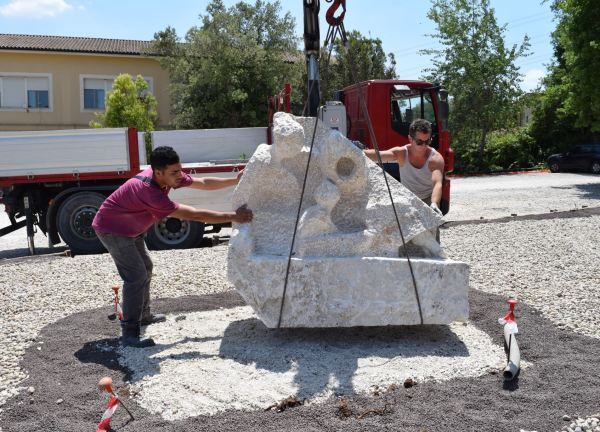 Amedeo Porru y Emilio Santucci instalando la Matermitá del primero. Foto Oriana Impei