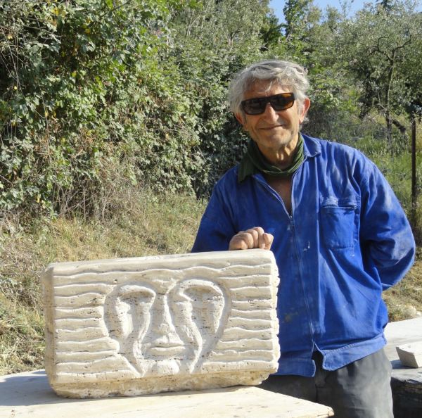 El autor del blog con su escultura Aretusa. Foto Raquel Puerta Varó