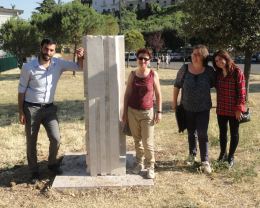 Eva Martí junto a su obra Los cinco elementos de la naturaleza y las profesoras Oriana Impei y Raquel Puerta Varó y el Asesor de Cultura de Palombara Sabina. Foto R.Puig