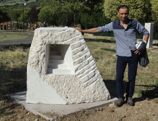 Isik Öçelik junto a su obra Finestra. Foto R.Puig