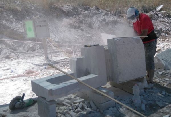 Joan Esquerdo trabajando con su obra.