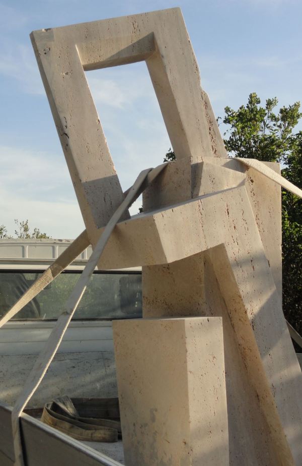 "Sinopsis" o La ventana del aire de Joan Esquerdo sobre el camión camino de su instalación en lo alto del Castiglione. Foto R.Puig