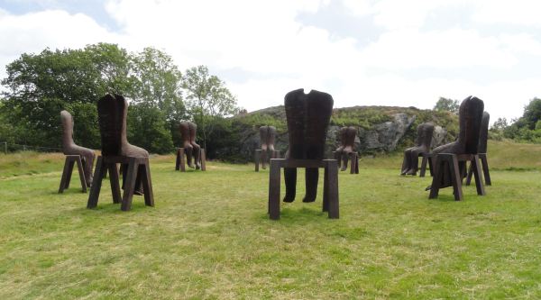 Diez figuras sentadas. Magdalena Abakanowicz. Pilane 2017. Foto R.Puig